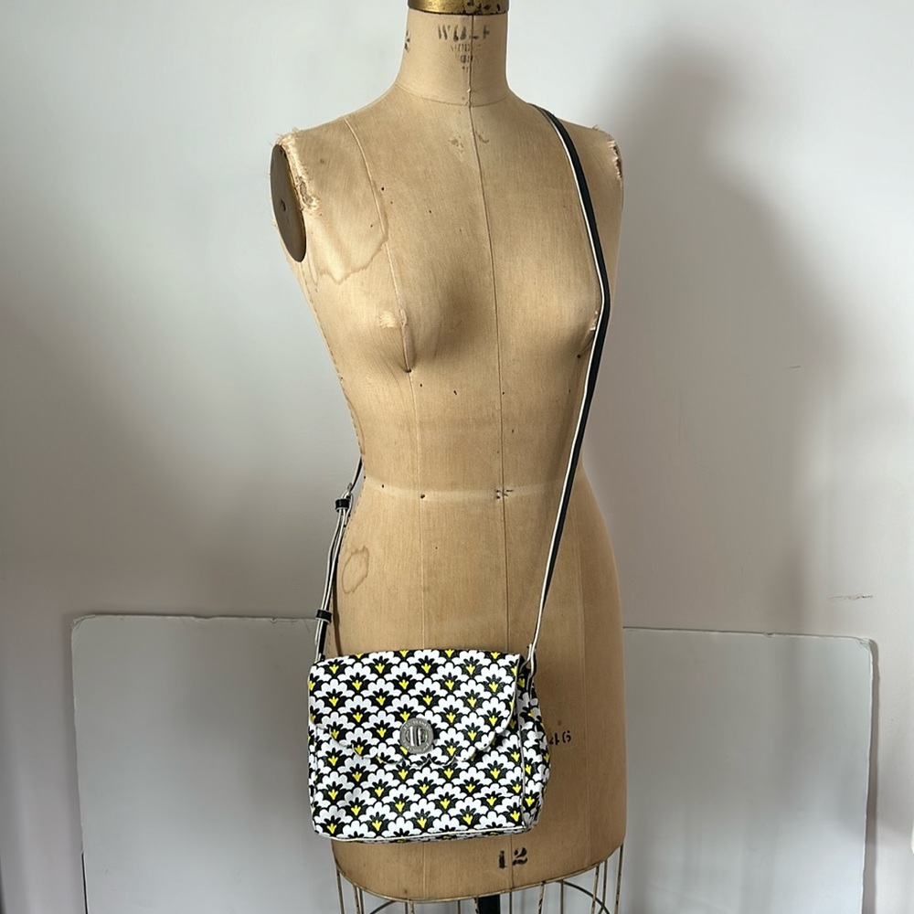 Vera Bradley Scallop Hipster crossbody bag purse Petal Paisley black yellow - Picture 5 of 11